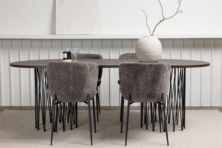chaises en tissu bouclé marron et grande table de repas